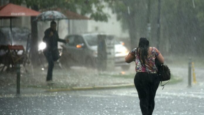 La Onamet informó que nuestra área de pronósticos no presentará modificaciones importantes en las primeras horas del día, el cielo permanecerá con nubes dispersas a medio nublado en ocasiones en gran parte del país, excepto hacia las regiones este, noreste y litoral costero caribeño, donde el viento predominante del noreste mantendrá su arrastre de nubes con chubascos pasajeros de corta duración.