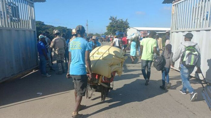 República Dominicana entró este jueves al noveno día del endurecimiento de medidas en la zona fronteriza de Dajabón, donde el mercado binacional permanece suspendido, mermando las actividades comerciales entre ciudadanos de ambas naciones.