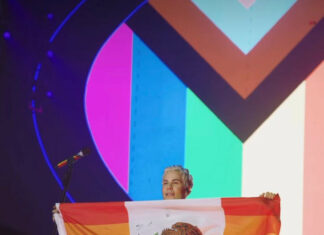 A menos de una semana de generar polémica por vestir traje de charro rosado, Christian Chávez vuelve a ser el centro de atención durante la gira de RBD al mostrar bandera de México con los colores de la comunidad LGBT.
