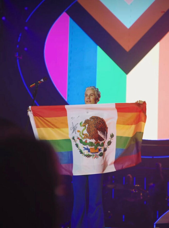 A menos de una semana de generar polémica por vestir traje de charro rosado, Christian Chávez vuelve a ser el centro de atención durante la gira de RBD al mostrar bandera de México con los colores de la comunidad LGBT.