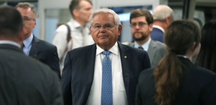 El senador estadounidense Bob Menéndez, de Nueva Jersey, y su esposa fueron acusados el viernes de aceptar sobornos en efectivo, lingotes de oro y un coche de lujo por una serie de actos corruptos, entre ellos que el demócrata utilizara su influencia en asuntos exteriores para beneficiar al gobierno autoritario de Egipto.