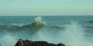 El huracán Lee no tendrá incidencia directa sobre el territorio dominicano. Se predice que en los próximos días mantendrá su desplazamiento sobre aguas abiertas del Atlántico, lejos de nuestra área de pronóstico a más de 500 kilómetros al noreste del país. Sus vientos con fuerza de tormenta tropical se extienden a unos 295 km fuera de su centro, y los vientos con fuerza de huracán a unos 120 kilómetros fuera de su ojo.