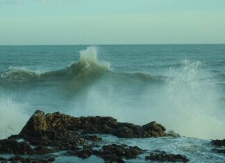El huracán Lee no tendrá incidencia directa sobre el territorio dominicano. Se predice que en los próximos días mantendrá su desplazamiento sobre aguas abiertas del Atlántico, lejos de nuestra área de pronóstico a más de 500 kilómetros al noreste del país. Sus vientos con fuerza de tormenta tropical se extienden a unos 295 km fuera de su centro, y los vientos con fuerza de huracán a unos 120 kilómetros fuera de su ojo.