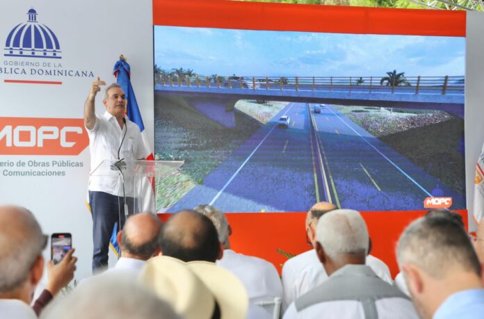 El presidente Luis Abinader inauguró tres obras y dejó iniciados los trabajos para la construcción de la Circunvalación de Navarrete en Santiago la cual tendrá 7.1 kilómetros.
