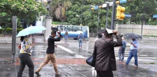 La Oficina Nacional de Meteorología (Onamet), informó este viernes que en la tarde e inicio de la noche, se prevén nublados con aguaceros locales, tronadas y ráfagas aisladas de viento en comunidades de las provincias: Monte Plata, Monseñor Nouel, La Vega, Santiago Rodríguez, Dajabón, Azua, Elías Piña, San Cristóbal, Santo Domingo y el Distrito Nacional entre otras, como resultado de la vaguada en varios niveles de la troposfera y la humedad suministrada por el viento alisio.