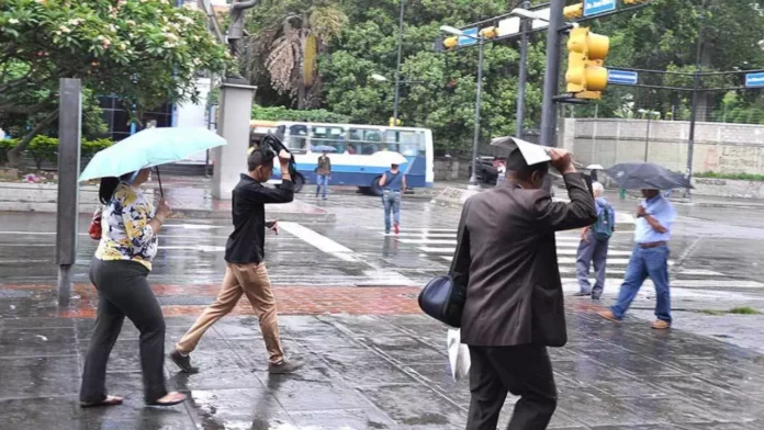 La Oficina Nacional de Meteorología (Onamet), informó este viernes que en la tarde e inicio de la noche, se prevén nublados con aguaceros locales, tronadas y ráfagas aisladas de viento en comunidades de las provincias: Monte Plata, Monseñor Nouel, La Vega, Santiago Rodríguez, Dajabón, Azua, Elías Piña, San Cristóbal, Santo Domingo y el Distrito Nacional entre otras, como resultado de la vaguada en varios niveles de la troposfera y la humedad suministrada por el viento alisio.