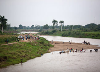 Construcción de canal es perjudicial para RD, según técnicos del gobierno haitiano Especialistas del Ministerio de Agricultura, Recursos Naturales y de Desarrollo de la República de Haití informan que la construcción del canal en el río Masacre, que desarrollan empresarios de ese país mediante una compañía cubana, no se recomienda basándose en datos hidrológicos y geotécnicos. Reconocen que la República Dominicana sería perjudicada.