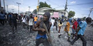 Mientras las bandas intensifican su campaña de terror y muerte en Haití, sectores angustiados por la larga espera de una fuerza multinacional de paz han recurrido a medios de autodefensa, a través del movimiento Bwa kale (madera pelada, en criollo haitiano).