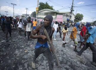 Pandilleros intensifican ola de terror y asesinan al fiscal haitiano Québex Jean Mientras las bandas intensifican su campaña de terror y muerte en Haití, sectores angustiados por la larga espera de una fuerza multinacional de paz han recurrido a medios de autodefensa, a través del movimiento Bwa kale (madera pelada, en criollo haitiano).