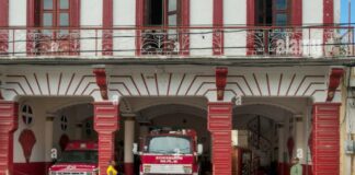 Como una forma de manifestar su descontento ante los supuestos retrasos de pago salarial, la intendente de los Bomberos en San Pedro de Macorís, Maritza Altagracia Pérez Ramírez, protestó por la situación encima de uno de los camiones que fueron trasladados a las afueras del Ayuntamiento.