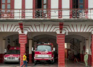 Encima de camión intendente de bomberos en SPM protesta por retraso pago salarial Como una forma de manifestar su descontento ante los supuestos retrasos de pago salarial, la intendente de los Bomberos en San Pedro de Macorís, Maritza Altagracia Pérez Ramírez, protestó por la situación encima de uno de los camiones que fueron trasladados a las afueras del Ayuntamiento.