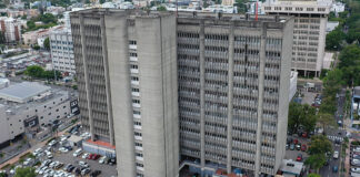 El Ministerio de Interior y Policía suspendió este martes los servicios en la Dirección de Control y Registro de Armas de Fuego, luego del incendio que afectó este lunes las instalaciones ubicadas en el Edificio de Oficinas Gubernamentales Juan Pablo Duarte (Huacal).