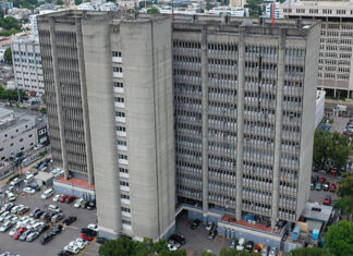 Interior y Policía suspende los registros de armas, tras incendio El Ministerio de Interior y Policía suspendió este martes los servicios en la Dirección de Control y Registro de Armas de Fuego, luego del incendio que afectó este lunes las instalaciones ubicadas en el Edificio de Oficinas Gubernamentales Juan Pablo Duarte (Huacal).