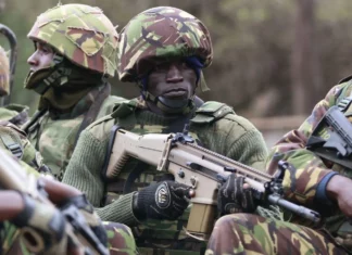 Kenia confía que el millar de policías que enviará a Haití acabe con la violencia de las bandas El ministro de Asuntos Exteriores de Kenia, Alfred Mutua, ha mostrado su confianza en que el millar de policías que serán desplegados en Haití sirva para no solo para contener la nueva ola de violencia que asola la isla, sino también para desarmar y acabar con el peligro que suponen las bandas para la seguridad.