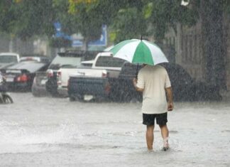 Fuertes aguaceros por efectos indirectos de Lee La Onamet informó que para hoy, a pesar de su vasta lejanía, los efectos indirectos asociados a la circulación del huracán LEE mantendrán una vaguada sobre el territorio dominicano que estará determinando las precipitaciones sobre la geografía nacional.