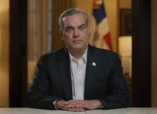 Presidente Abinader asegura no se nos puede pedir más de lo que hacemos por Haití Al dirigir un mensaje a la nación transmitido en cadena nacional de radio, televisión y por las redes sociales de la Presidencia de la República, Abinader planteó tres preguntas sobre la situación actual en la frontera con Haití: ¿Cómo hemos llegado hasta aquí?, ¿Por qué hemos tomado medidas?, y ¿Por qué es importante mi viaje a la Asamblea General de las Naciones Unidas de esta semana?