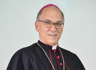 Renuncia monseñor Víctor Masalles al obispado de la Diócesis de Baní Masalles a través de su cuenta X, antiguo Twitter dijo «Luego de un proceso de discernimiento, a raíz de una invitación del Cardenal Omella, Arzobispo de Barcelona, a colaborar en su diócesis, decidí aceptar el desafío, junto a los retos que representa. Me siento muy agradecido por la acogida que me ofrece el Sr. Cardenal.