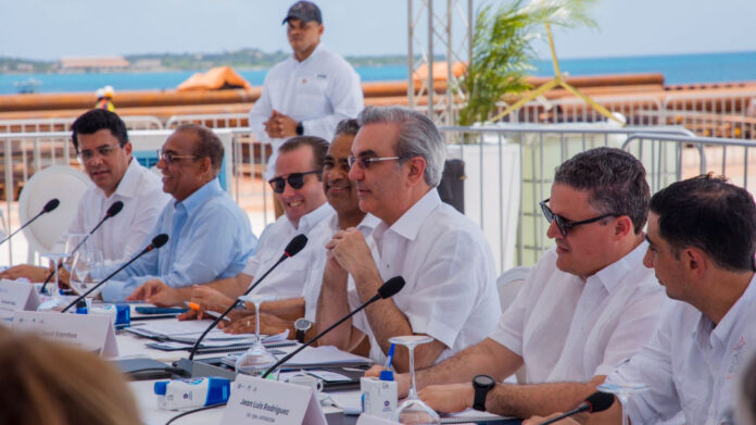 Después de reunirse este miércoles con funcionarios y empresarios turísticos en el terreno donde se construye el Puerto Cabo Rojo, el presidente Luis Abinader informó que habían acordado tener todo listo para recibir el primer crucero de turistas de Pedernales el 18 de diciembre de 2023.