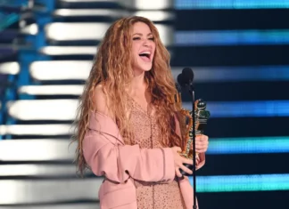 La Fiscalía de Delitos Económicos de Barcelona en España ha acusado a la cantante colombiana Shakira de haber defraudado a Hacienda 6,7 millones de euros (más de 7 millones de dólares) en el ejercicio de 2018 mediante un entramado societario con sede en paraísos fiscales, informan medios locales.