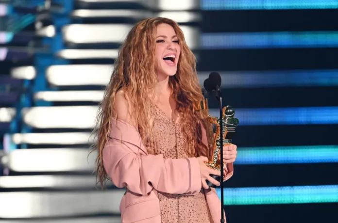 La Fiscalía de Delitos Económicos de Barcelona en España ha acusado a la cantante colombiana Shakira de haber defraudado a Hacienda 6,7 millones de euros (más de 7 millones de dólares) en el ejercicio de 2018 mediante un entramado societario con sede en paraísos fiscales, informan medios locales.