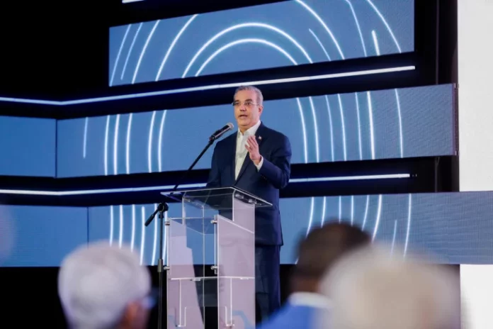 El Gobierno presentó este miércoles el Sistema Integrado de Transporte de Santo Domingo (SIT-SD) que, con una inversión cercana a los 3,200 millones de dólares incluirá el tranvía de Santo Domingo, el teleférico de Santo Domingo Oeste, el tren metropolitano de Santo Domingo, el tren de San Cristóbal y tres terminales de autobuses.