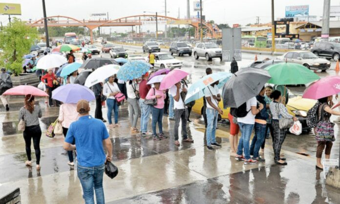 La Oficina Nacional de Meteorología (Onamet), informó que las condiciones atmosféricas del territorio dominicano seguirán favorables para que desde horas matutinas se presenten nublados con chubascos pasajeros sobre poblados de las regiones: noroeste, norte, noreste, suroeste, litoral costero caribeño y Cordillera Central, debido a la incidencia de una vaguada que se localiza sobre el país en varios niveles de la troposfera.