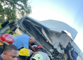 Asistencia del 9-1-1 a accidente de tránsito entre dos autobuses de transporte de personal