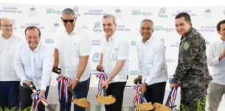 El presidente Luis Abinader entregó ayer 177 apartamentos en el sector Los Alcarrizos, correspondientes al proyecto del Plan Nacional de Viviendas Familia Feliz; también encabezó el acto por la celebración del Día Nacional de la Biblia y anunció la ejecución de un proyecto habitacional para miembros de la Policía Nacional.