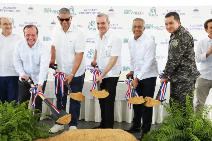 Presidente entrega 177 viviendas Los Alcarrizos El presidente Luis Abinader entregó ayer 177 apartamentos en el sector Los Alcarrizos, correspondientes al proyecto del Plan Nacional de Viviendas Familia Feliz; también encabezó el acto por la celebración del Día Nacional de la Biblia y anunció la ejecución de un proyecto habitacional para miembros de la Policía Nacional.