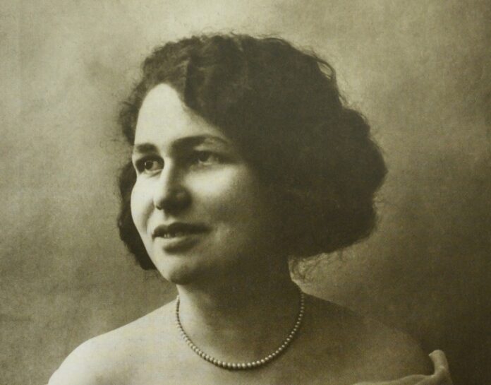 Los restos de Emilia Abigaíl Mejía Solière, destacada intelectual, pionera del movimiento sufragista de vanguardia y organizadora del voto de ensayo en el año 1934, fueron trasladados ayer al Panteón de la Patria luego de una serie de actividades contenidas en el Decreto 164-23.