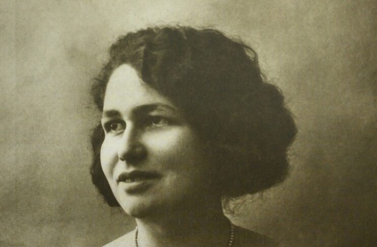 Restos de Abigaíl Mejía están en el Panteón Nacional Los restos de Emilia Abigaíl Mejía Solière, destacada intelectual, pionera del movimiento sufragista de vanguardia y organizadora del voto de ensayo en el año 1934, fueron trasladados ayer al Panteón de la Patria luego de una serie de actividades contenidas en el Decreto 164-23.
