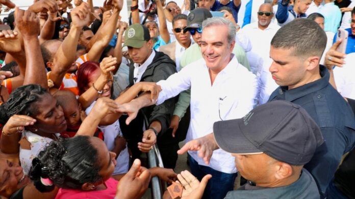 El presidente de República Dominicana, Luis Abinader, inaugurará hoy varias obras y sostendrá una mesa de trabajo con autoridades de turismo en las provincias Pedernales y Barahona.