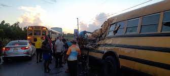 Las autoridades suministraron el listado de las nueve personas fallecidas en el fatal accidente de tránsito que se registró la mañana de este sábado entre dos autobús de trabajadores del área turística en carretera La Otra Banda-Verón, en este municipio de la provincia La Altagracia.