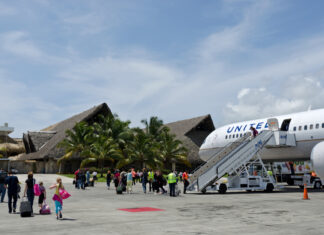 Embajada y aerolíneas colaboran para detectar viajes ilegales La 𝐄𝐦𝐛𝐚𝐣𝐚𝐝𝐚 𝐝𝐞 𝐥𝐨𝐬 𝐄𝐬𝐭𝐚𝐝𝐨𝐬 𝐔𝐧𝐢𝐝𝐨𝐬 dio a conocer este jueves que está colaborando con el 𝐩𝐞𝐫𝐬𝐨𝐧𝐚𝐥 𝐝𝐞 𝐥𝐚𝐬 𝐚𝐞𝐫𝐨𝐥í𝐧𝐞𝐚𝐬 𝐩𝐚𝐫𝐚 𝐝𝐞𝐭𝐞𝐜𝐭𝐚𝐫 𝐯𝐢𝐚𝐣𝐞𝐬 𝐢𝐥í𝐜𝐢𝐭𝐨𝐬 𝐡𝐚𝐜𝐢𝐚 𝐲 𝐝𝐞𝐬𝐝𝐞 𝐥𝐨𝐬 𝐄𝐬𝐭𝐚𝐝𝐨𝐬 𝐔𝐧𝐢𝐝𝐨𝐬.