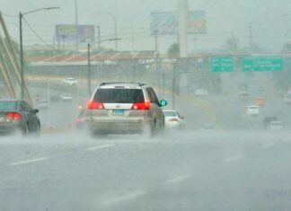 Continuará aguaceros por vaguada Para hoy se espera que la vaguada continúe afectando las condiciones del tiempo sobre nuestra área, mientras se combina con el transporte de humedad hacia nuestro territorio por parte del viento del este/sureste, por lo que en horas de la mañana se esperan chubascos ocasionales y tronadas aisladas en provincias en la costa sur desde La Altagracia hasta San Cristóbal.