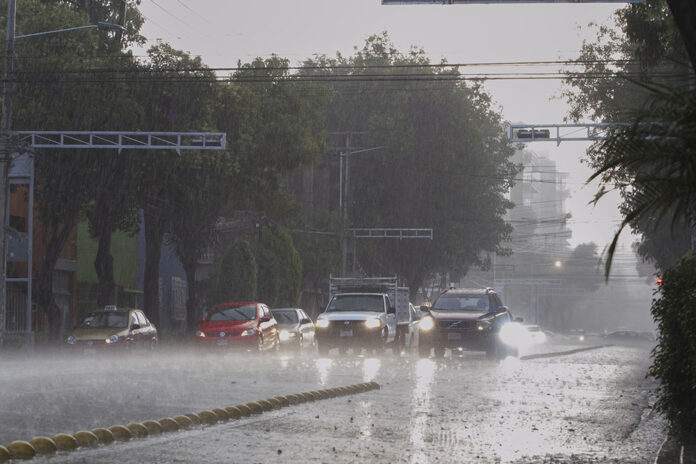La ONAMET mantiene los niveles de alertas meteorológicas ante las ocurrencias de lluvias con tormentas eléctricas y ráfagas de viento, generadoras de posibles crecidas repentinas de ríos, arroyos y cañadas, inundaciones urbanas y/o rurales, así como deslizamientos de tierra para 10 provincias que podrían ser modificadas más adelante.