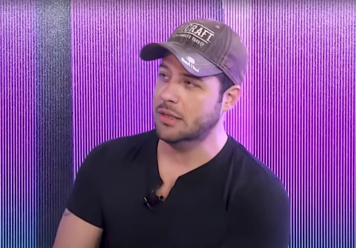 Condenan a tres años de pena suspendida a actor Andrés Castillo La Octava Sala Penal del Distrito Nacional declaró culpable al actor Andrés Castillo y lo condena a tres años de pena suspendida por acoso a una menor de edad.
