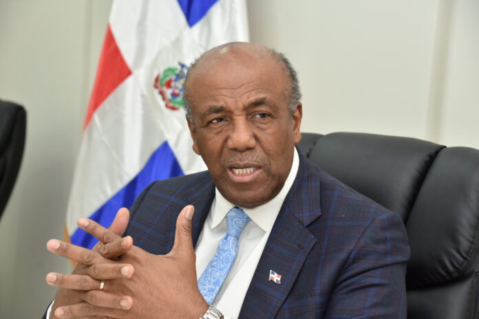Fernández confundido El candidato presidencial de la “Fuerza del Pueblo” ha lanzado reiteradas críticas sobre el desempeño del sector eléctrico y se ha pronunciado con virulencia acerca de asuntos como las pérdidas de las empresas distribuidoras, la tarifa a los consumidores, la evolución de la generación eléctrica o el número de empleados. Fernández gobernó el país del 2004 al 2012, aparte su primera experiencia del 1996 , circunstancia que posibilita que sus críticas sean revisadas evaluando sus propias acciones como gobernante.