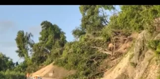La mañana de este lunes se produjo un derrumbe de tierra dejando incomunicada la comunidad de San Rafael en la provincia Barahona.