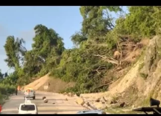 La mañana de este lunes se produjo un derrumbe de tierra dejando incomunicada la comunidad de San Rafael en la provincia Barahona.