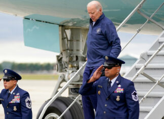 Biden vuelve a tropezar en la escalerilla del avión