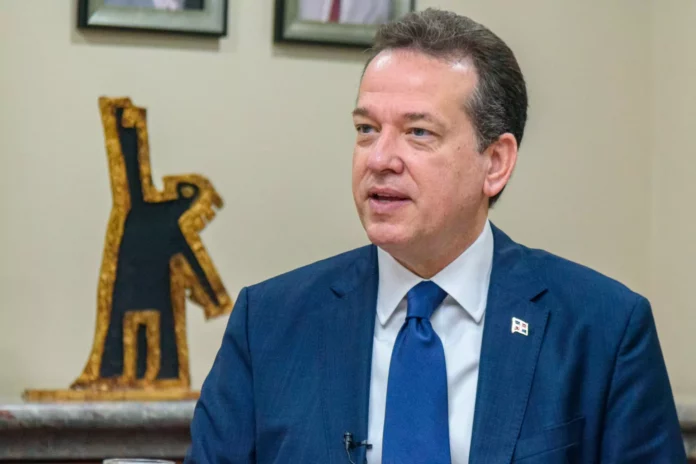 El ministro de Industria, Comercio y Mipymes, Ito Bisonó informó este lunes durante “La Semanal con la Prensa” que a partir de esta semana el gobierno comenzará a pagar a los comerciantes que se han visto afectados por el cierre de la frontera dominico-haitiana.