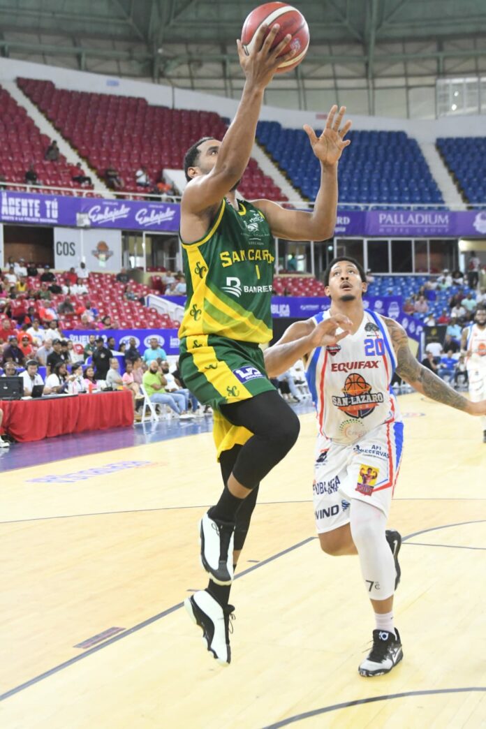 Juan Guerrero guía segunda victoria seguida de San Carlos en el TBS Distrito 2023 Anota 22 puntos y toma nueve rebotes; Jonathan Araújo 16 y 11 capturas; mejoran a 3-2 El delantero de poder Juan Guerrero se mostró bestial por segunda jornada seguida para San Carlos y este domingo vencieron 89-78 a San Lázaro, en el partido que disputaron en el Palacio de los Deportes Virgilio Travieso Soto.