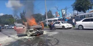 Una una yipeta marca Hyundai se incendió la mañana de este sábado próximo al Multiuso de Sabana Perdida, donde presidente de la República, Luis Abinader, tiene previsto realizar su primer acto proselitista.