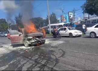 Se incendia vehículo próximo a multiuso donde Abinader realizará acto proselitista Una una yipeta marca Hyundai se incendió la mañana de este sábado próximo al Multiuso de Sabana Perdida, donde presidente de la República, Luis Abinader, tiene previsto realizar su primer acto proselitista.