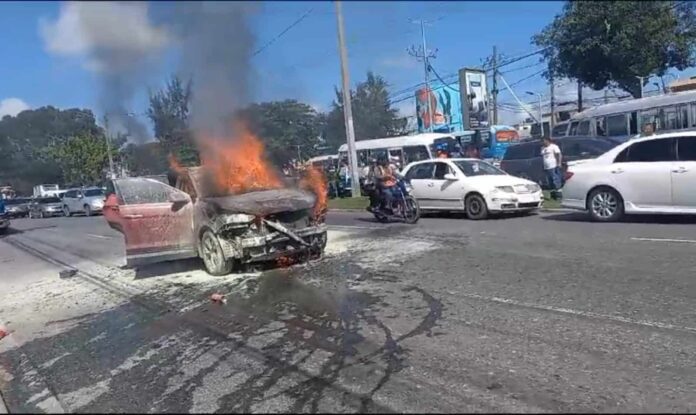 Una una yipeta marca Hyundai se incendió la mañana de este sábado próximo al Multiuso de Sabana Perdida, donde presidente de la República, Luis Abinader, tiene previsto realizar su primer acto proselitista.