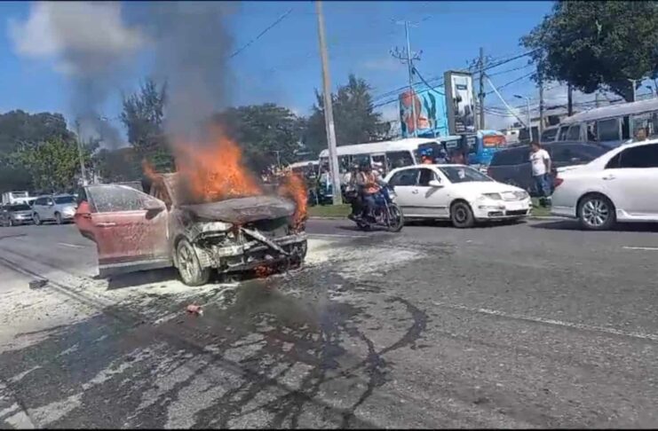 Se incendia vehículo próximo a multiuso donde Abinader realizará acto proselitista Una una yipeta marca Hyundai se incendió la mañana de este sábado próximo al Multiuso de Sabana Perdida, donde presidente de la República, Luis Abinader, tiene previsto realizar su primer acto proselitista.