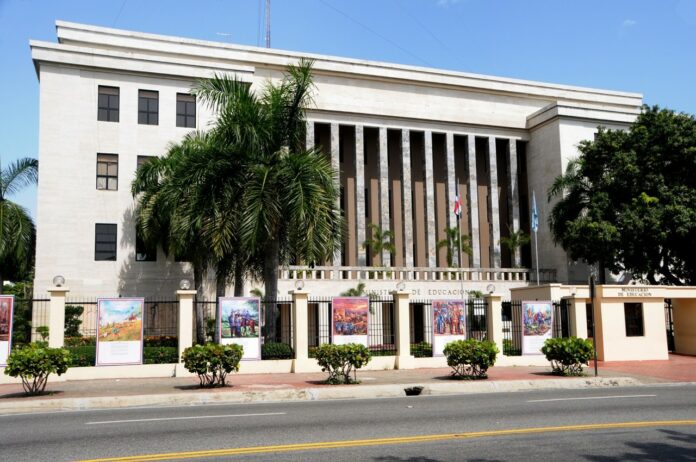 El ministro de Educación, Ángel Hernández, informó que los niños haitianos residentes en República Dominicana recibirán docencia debido a que existen normas internacionales que los protegen.