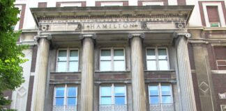 Grupos haitianos se manifiestan a las afueras de la Universidad de Columbia donde el presidente Luis Abinader tiene pautado asistir para participar del Foro de Líderes Globales.