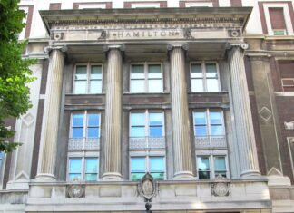 Haitianos se manifiestan ante llegada de Abinader a universidad de Columbia Grupos haitianos se manifiestan a las afueras de la Universidad de Columbia donde el presidente Luis Abinader tiene pautado asistir para participar del Foro de Líderes Globales.